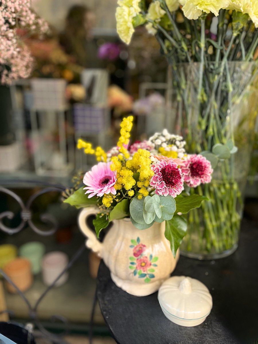 Composition florale de Floflow dans un pichet ancien fleuri